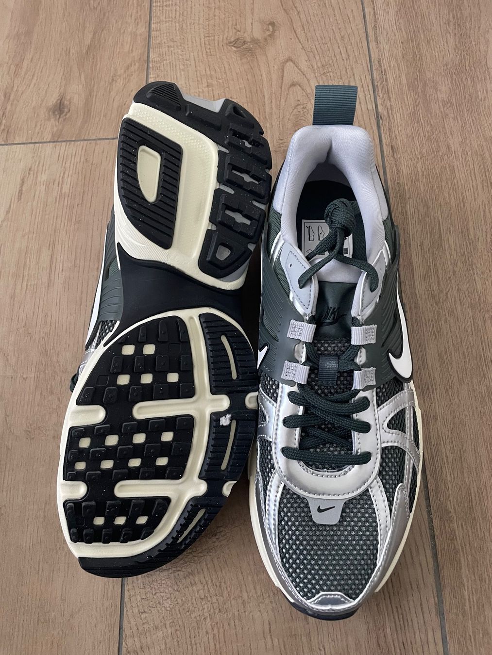 Nike Scarpe da uomo: Nike Turnschuhe V2K RUN Gr. 41 NEU – Nuovo (secondo la descrizione) da Waltenschwil venduto da hansnine 3