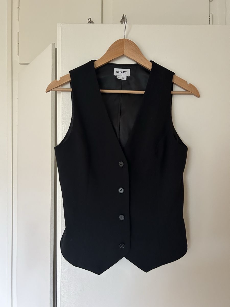 Weekday Gilet & Giacche senza maniche: Weekday black vest top  – Usato da Zürich venduto da ori_9dcy