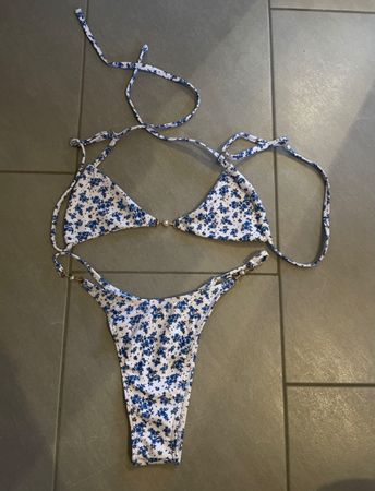 BIKINI MIT BLUMENMUSTER
