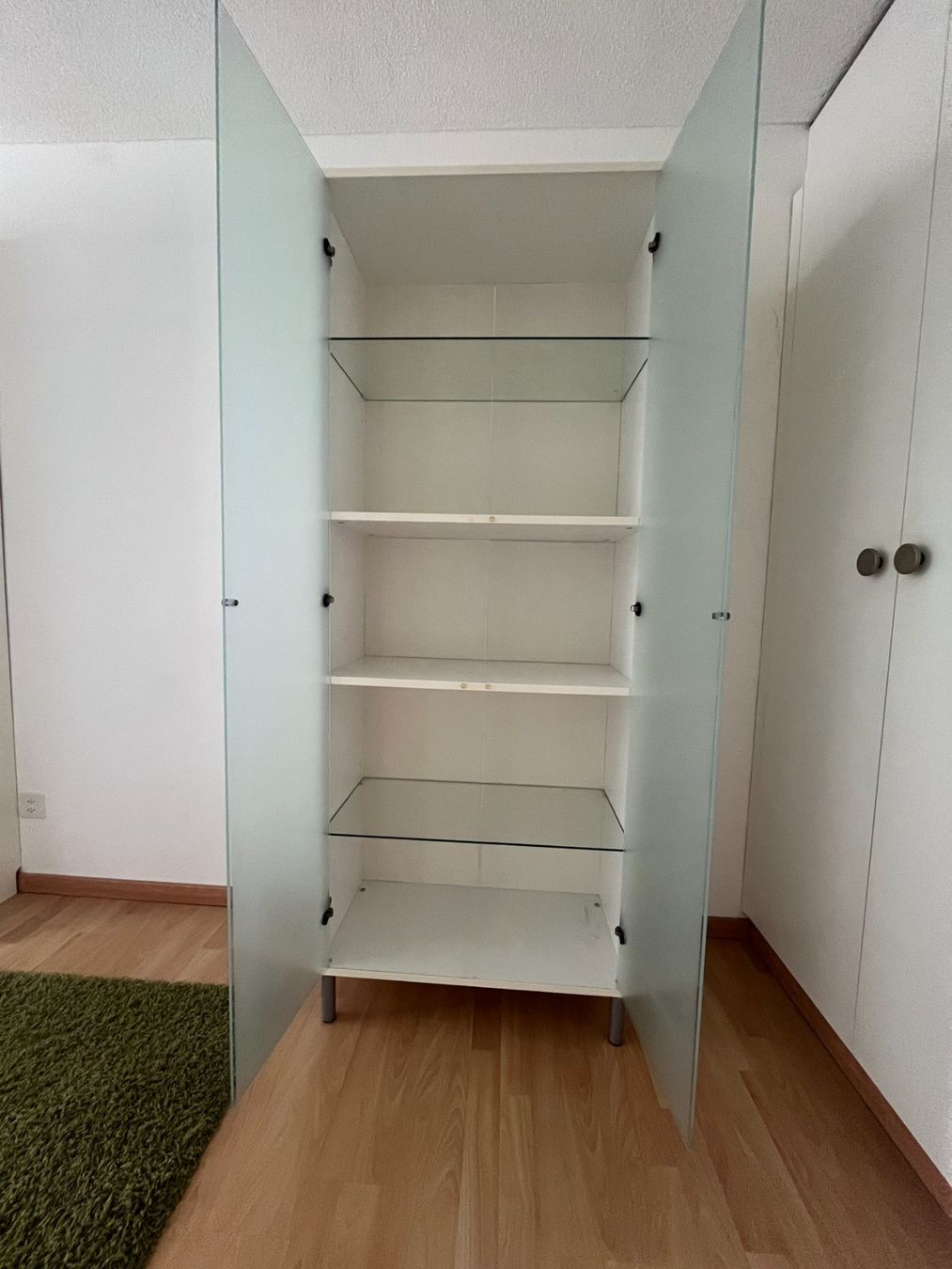 Armadi: Schrank mit Glastüren – Usato da Hünenberg venduto da ret_y2rp