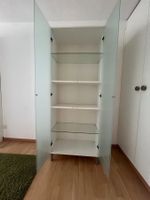 Schrank mit Glastüren