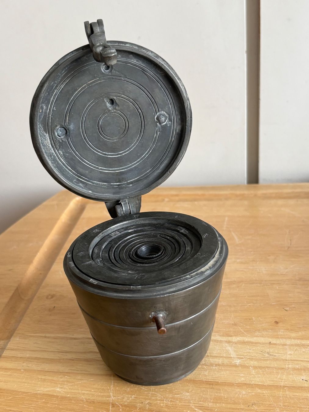 Tassen: Zinnbecher mit Deckel und Gewichten antik – Gebraucht aus Frick von Rukki