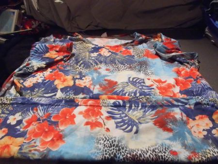 T-Shirt Grösse 50, blau/buntes Muster