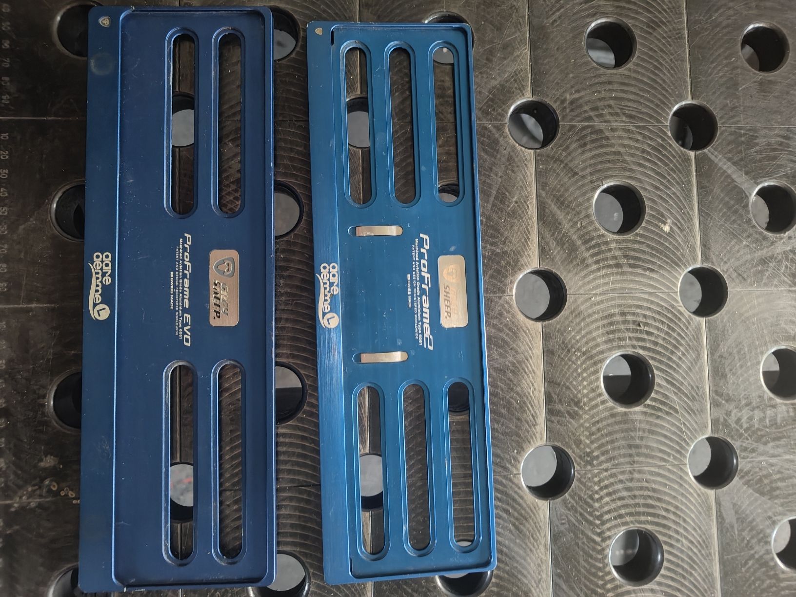 Wandhalterungen: 2  Kennzeichenhalter pro frame 2 für vorne klein nummerhalte – Gebraucht aus Attiswil von JP1291 1