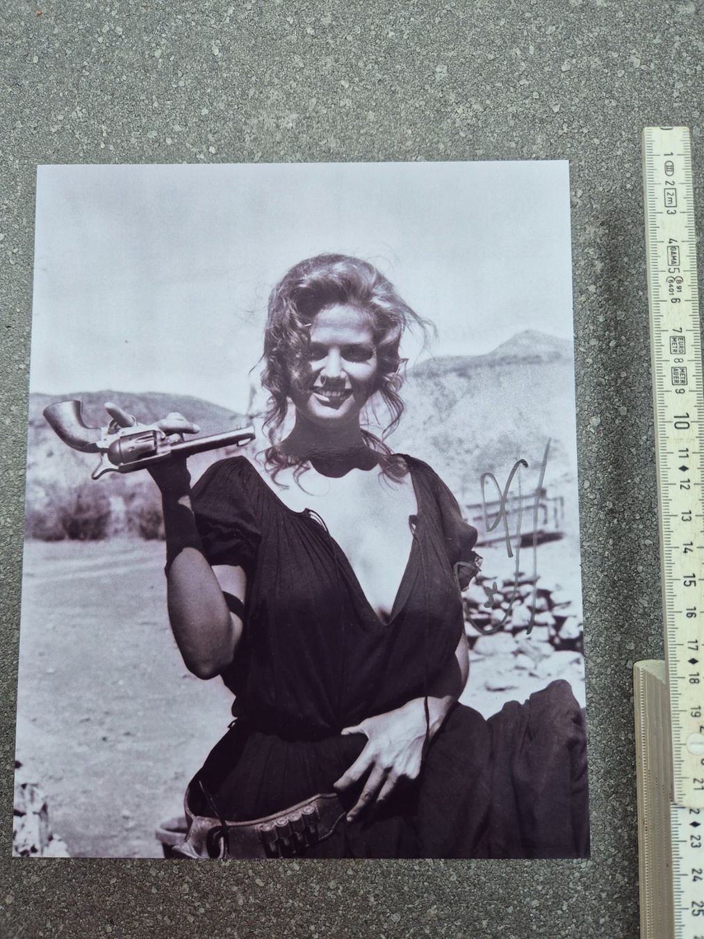 Autografi: Claudia Cardinale Autogramme. – Usato da Oberbuchsiten venduto da laffite54