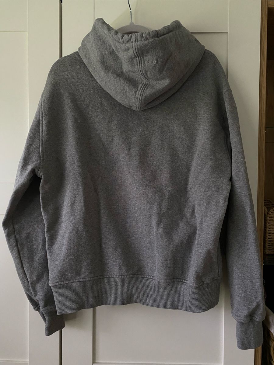 Maglioni & Felpe: AMI Paris - Sweat à capuche gris – Usato da Villars-sur-Glâne venduto da mel_6q5w 4