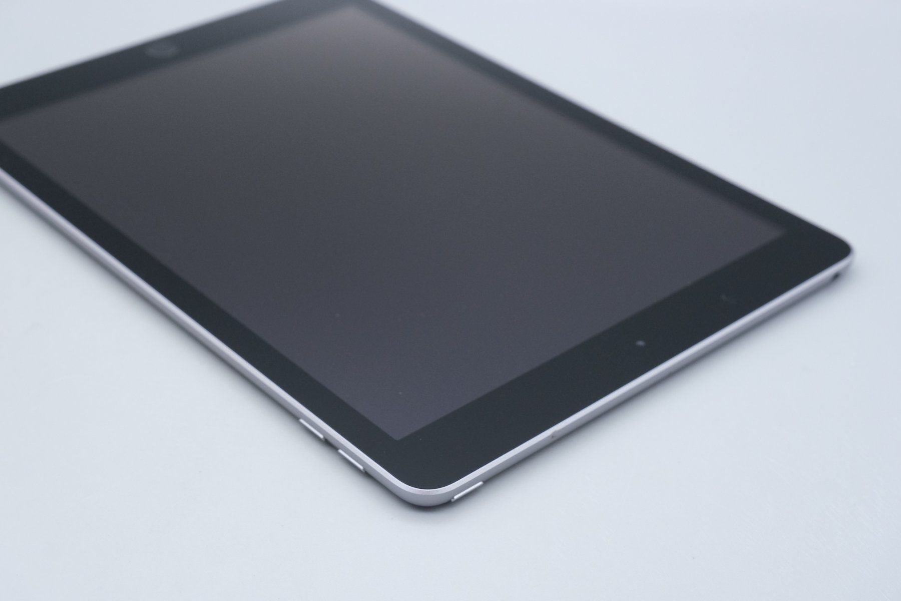 Apple Tablet PC: Apple iPad 5th Generation WI-Fi 128 GB Space Gray Tablet – Usato da Ramsen venduto da Studio82 2