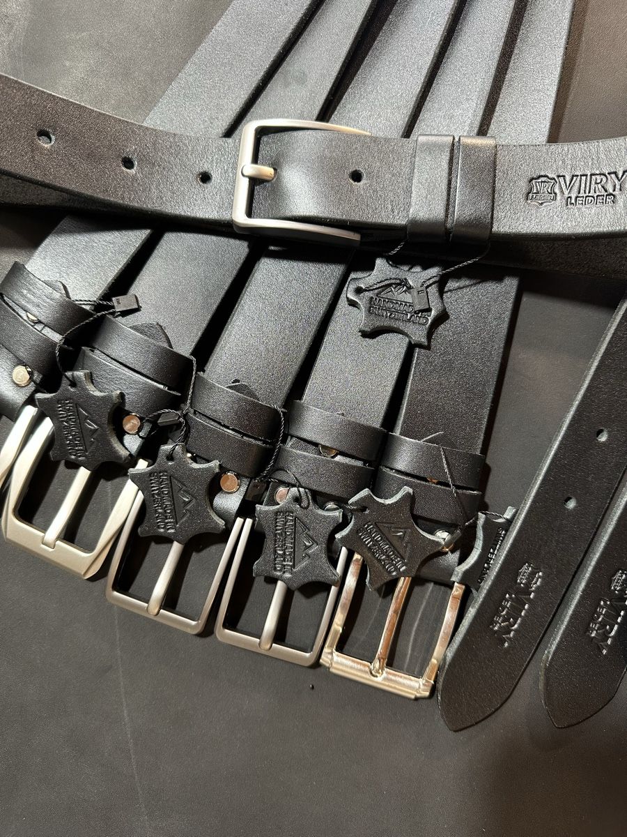 Cinture: Schwarze handgemachte Ledergürtel – Nuovo e nell'imballaggio originale da Mettmenstetten venduto da vad_57p2 1