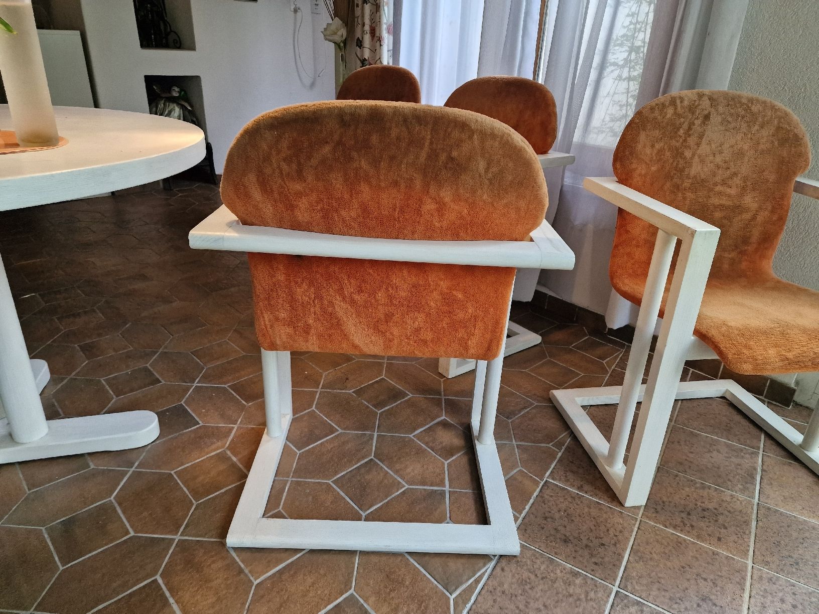 Sedie: Vintage Stühle mit orangefarbenem Bezug, Samtstoff – Usato da BERN venduto da Intarsia 4