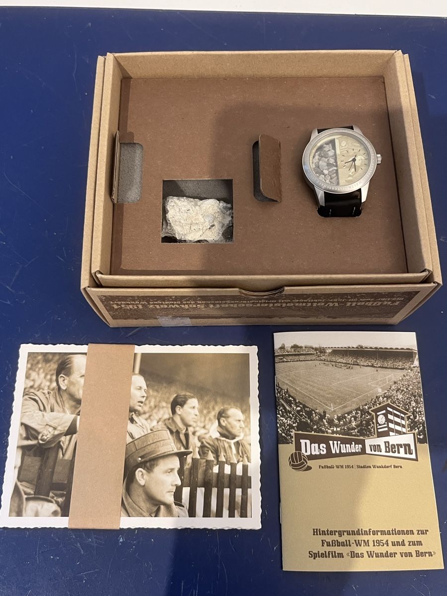 Orologi: Wankdorf YB Uhr neu Orginal. – Nuovo (secondo la descrizione) da Hindelbank venduto da Goldgrube24 1