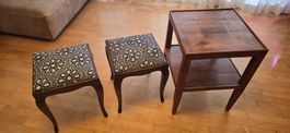 Tischchen und zwei Hocker