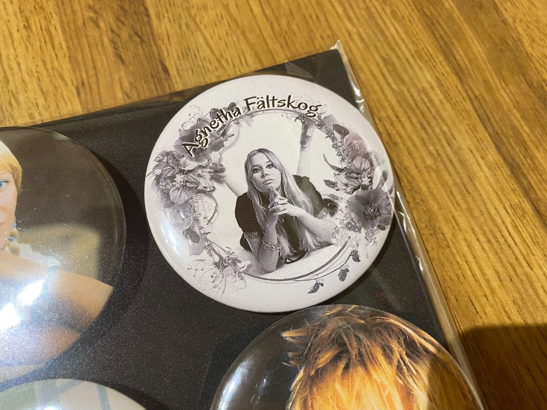 Placchette & Badge: Abba Agnetha Ansteck Badges2 – Nuovo e nell'imballaggio originale da Basel venduto da FatCatPacksTheRatt 5