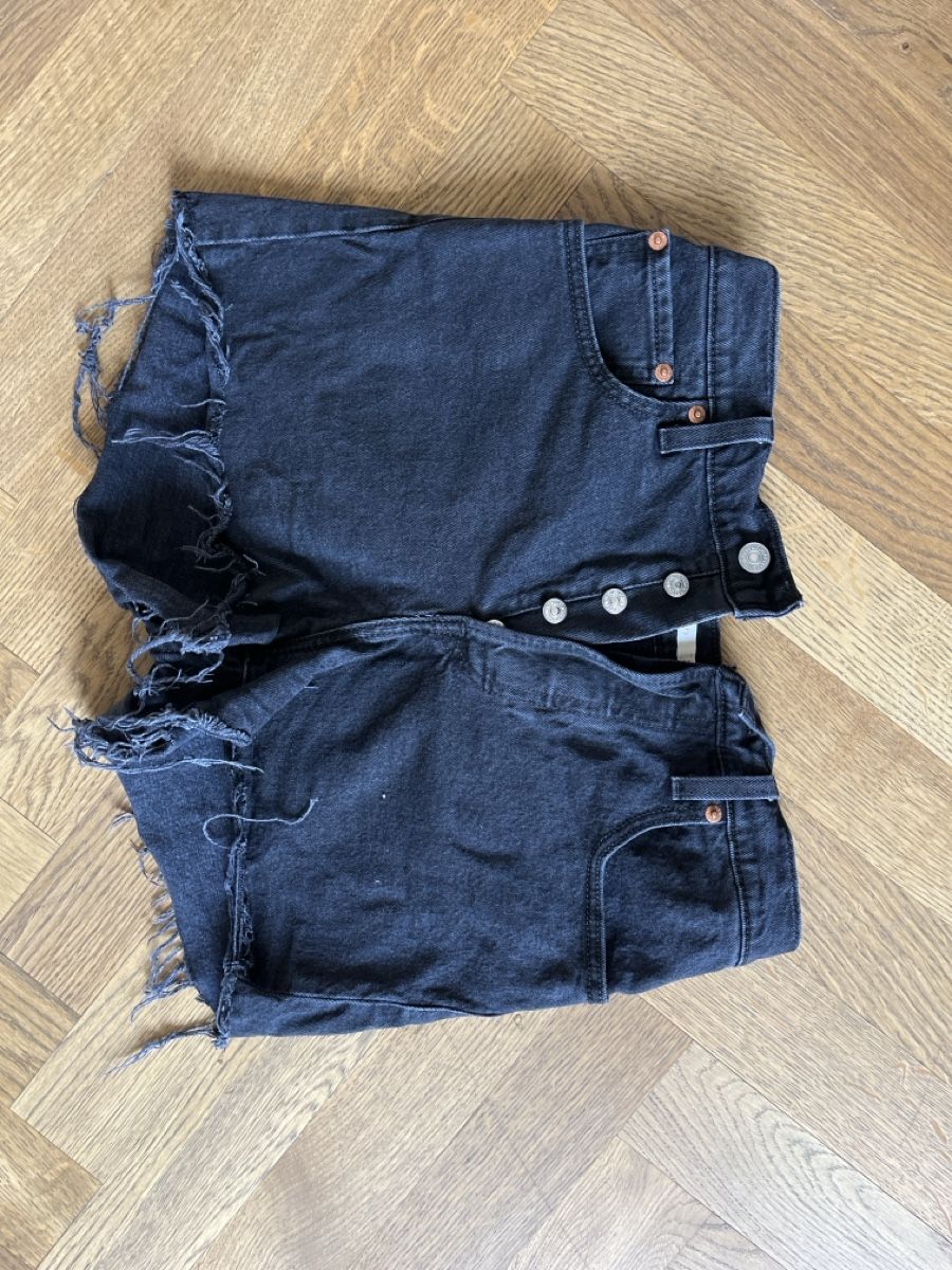 Levi's Jeans: Levis Shorts cropped schwarz denim W28 – Nuovo (secondo la descrizione) da Herrliberg venduto da spunggi
