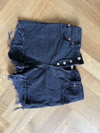 Levis Shorts cropped schwarz denim W28