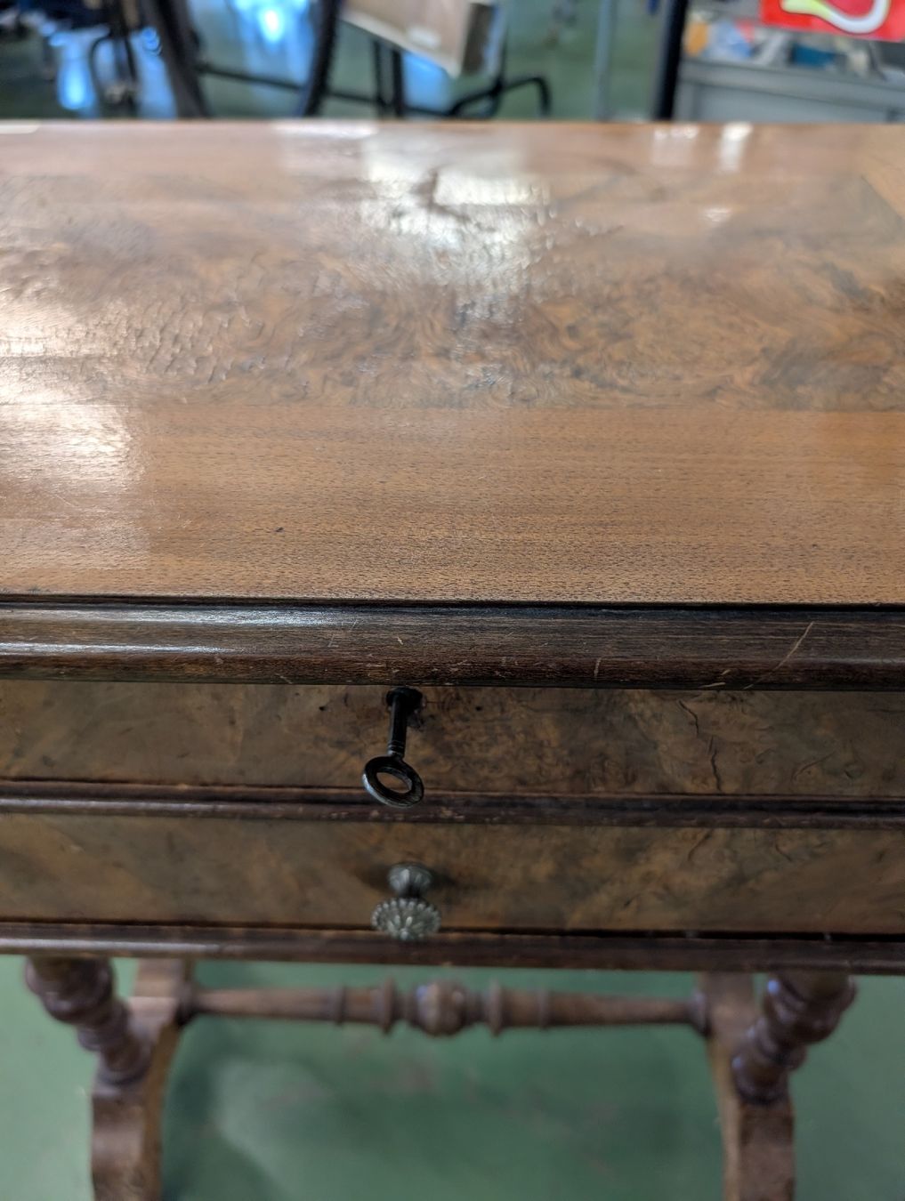 Tavoli: Antikes Biedermeier-Tischchen mit edlem Wurzelfurnier – Usato da Pratteln venduto da Cartonsducoeur_bl 5