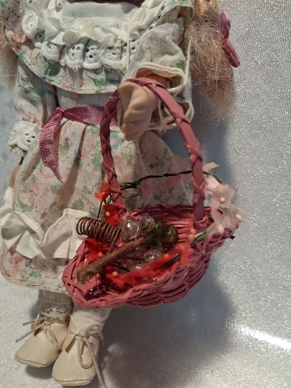 Bambole: Puppe stehend mit Kleid und Korb Höhe 25 cm – Usato da Winterthur venduto da mar_jwg7 5