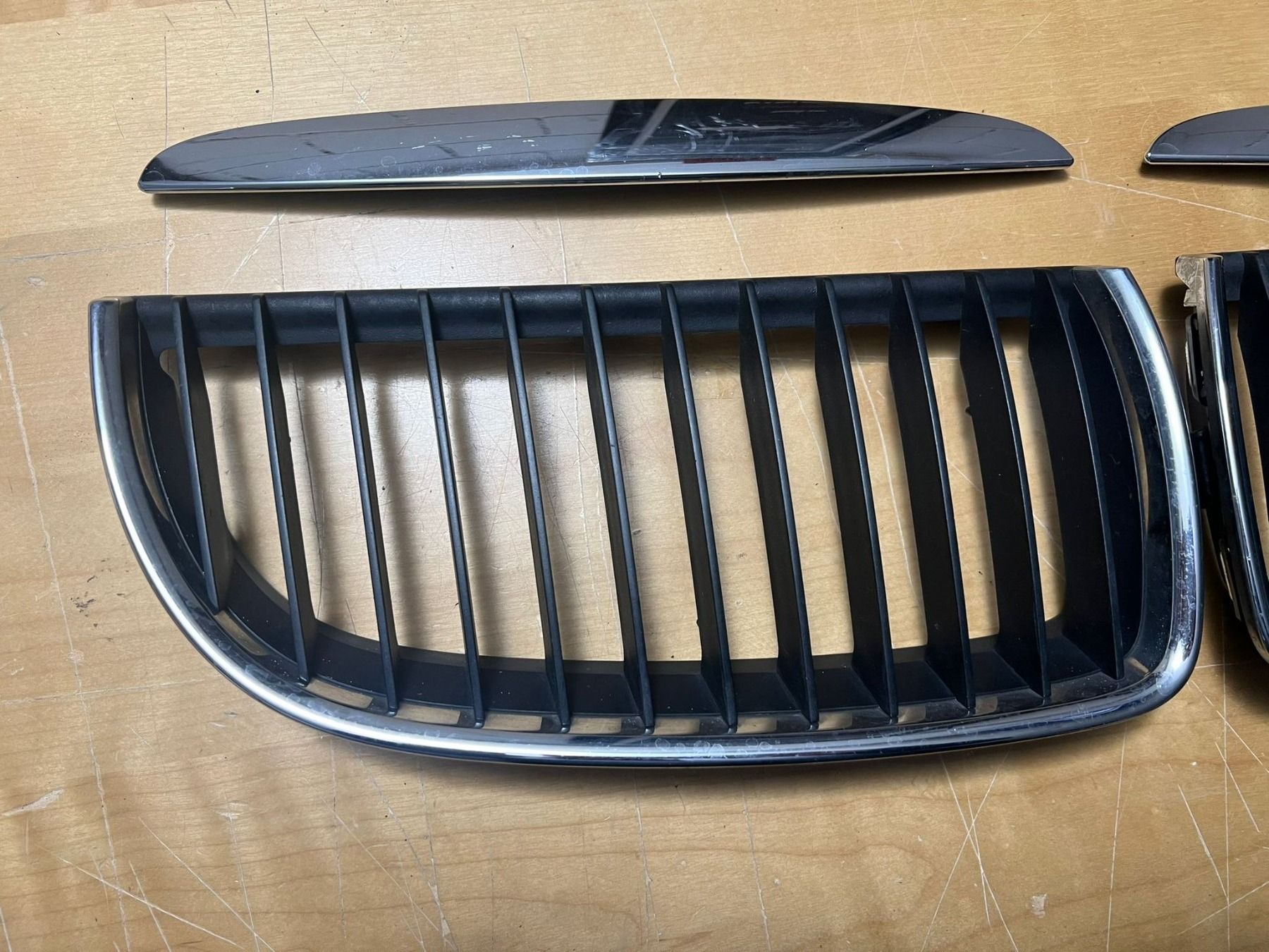 BMW Tutti pezzi di ricambio auto: Bmw E90 Nieren / Grill – Usato da Lupfig venduto da Pluribus 2