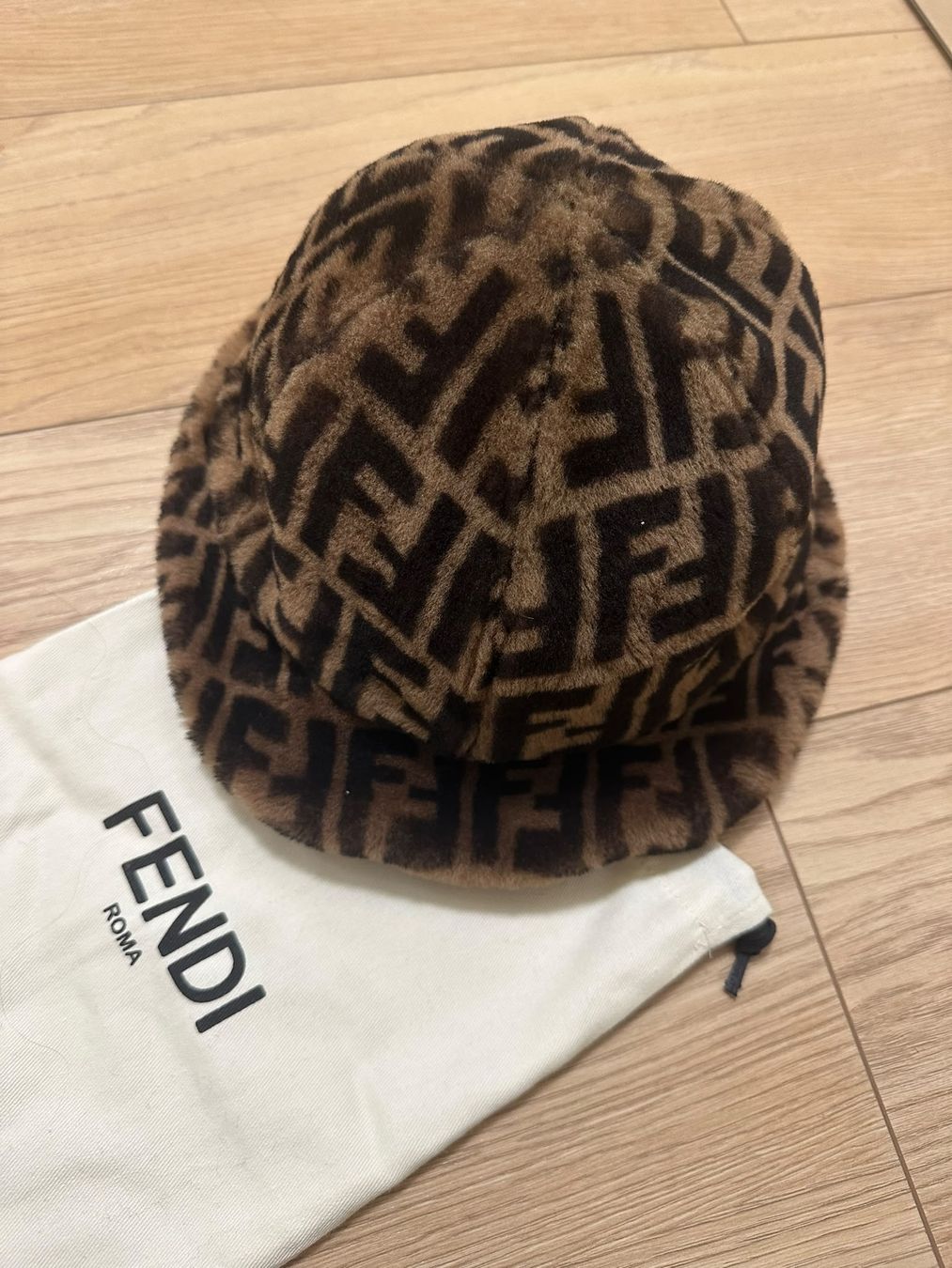Fendi Chapeaux, bonnets & casquettes: Fendi shearling bucket hat – D'occasion à Genestrerio par RUSTY_VIK 2