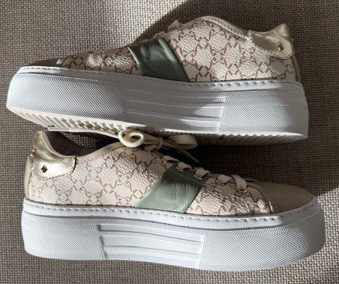 Scarpe da donna: Rassige Sneaker v. Nero Giardini Gr.39 – Usato da Egg b. Zürich venduto da lipe96 1