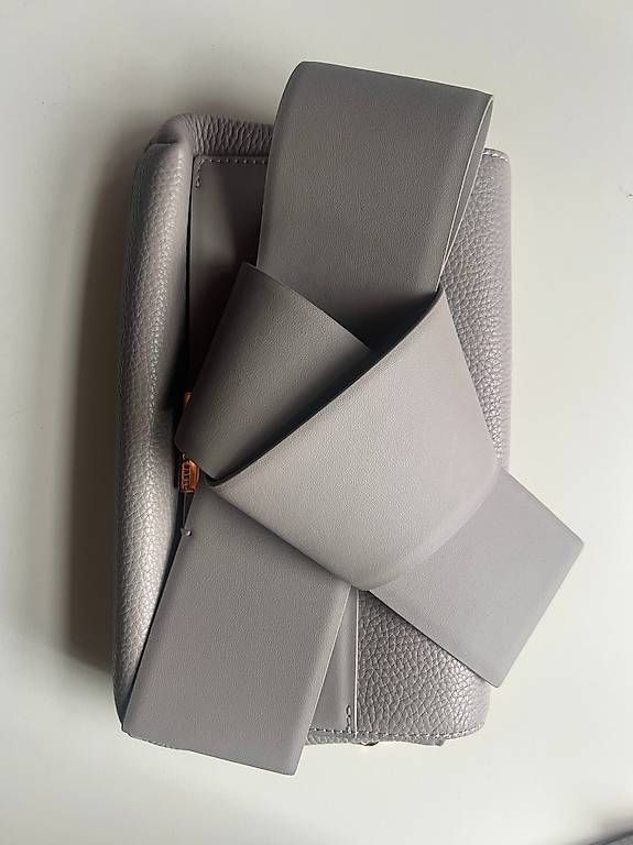 Ted Baker Borse da donna: Ted Baker Tasche Grau mit grosser Schleife – Nuovo (secondo la descrizione) da Moosseedorf venduto da sha_k26b 1