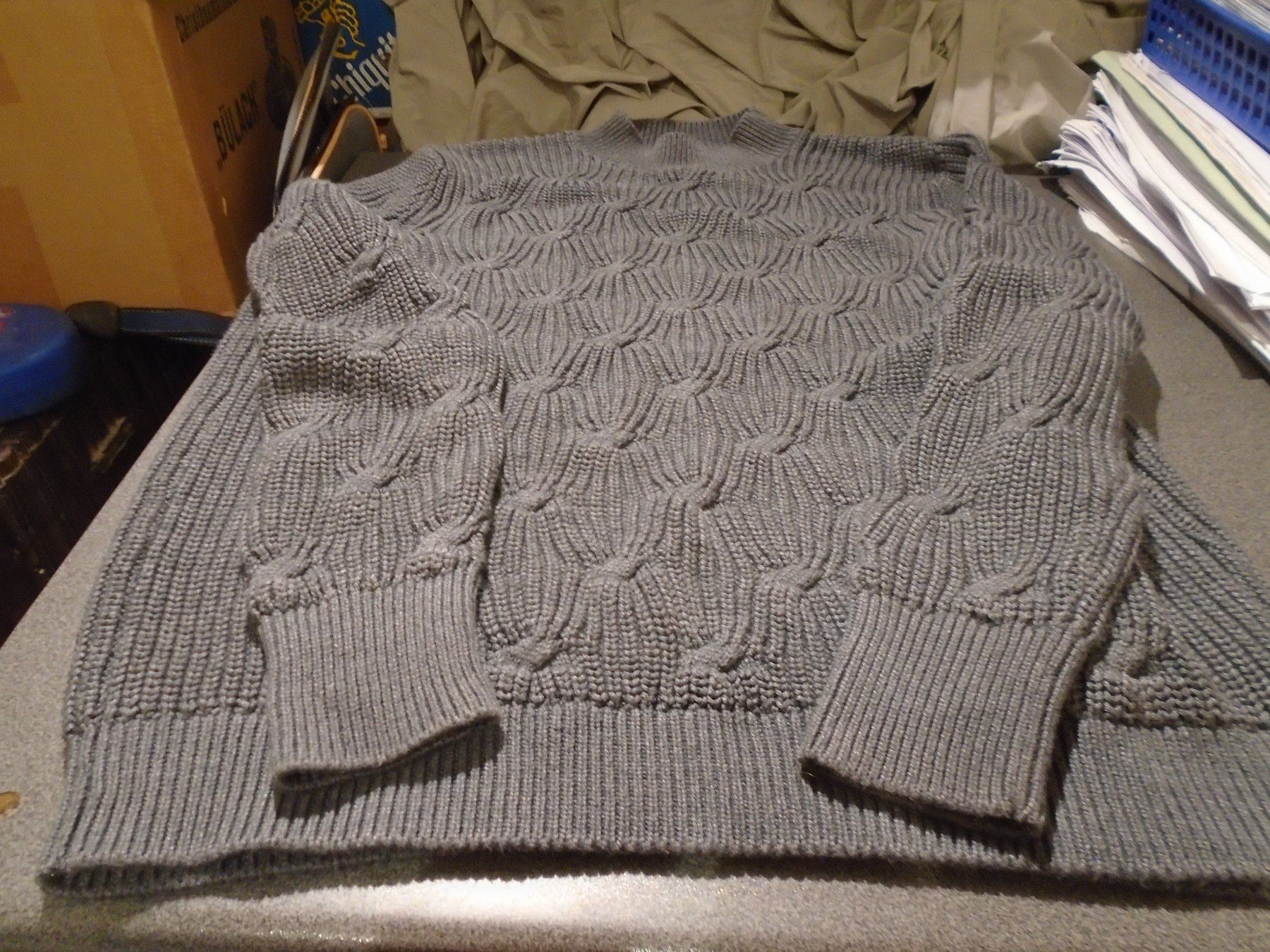 Maglioni & Felpe: Pullover ca. Grösse M, grau, vorne Strickmuster – Usato da Zürich venduto da abraxas1291