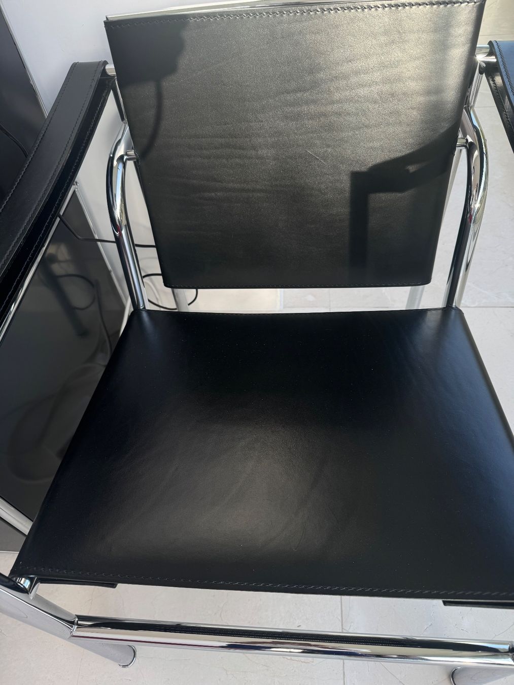 Cassina Poltrone: 2 Cassina Fauteuils schwarzes Leder – Usato da Basel venduto da VIO100 1