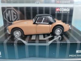 MG A Cabriolet mit Hard Top, Alamo Beige
