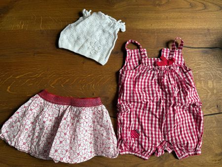 3er‑Set: Rock, Latzkleid, bestickte Mütze – Grösse 68