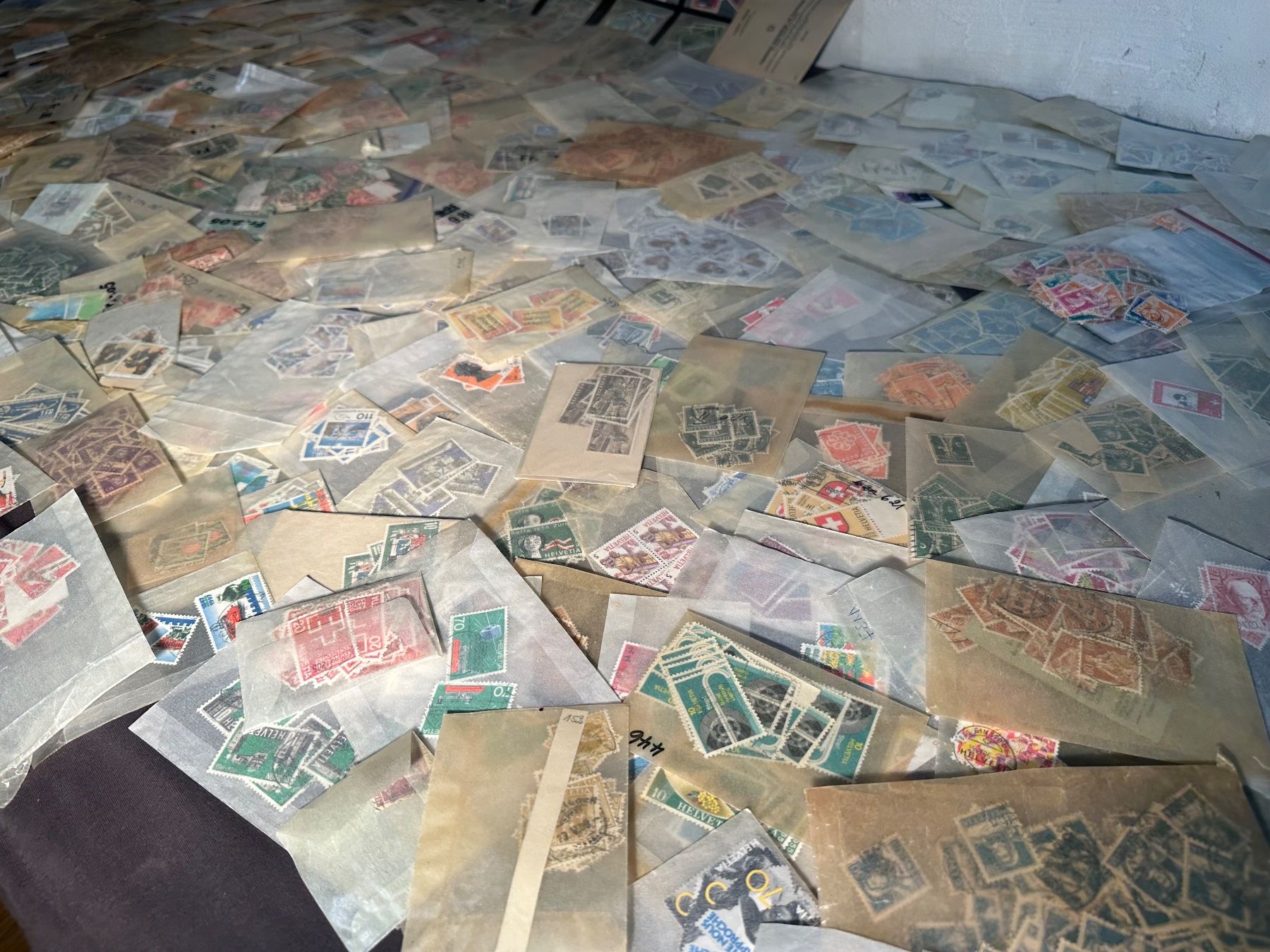 Tous les timbres: Briefmarkensammlung Tüten – D'occasion à Stettfurt par 2442 4