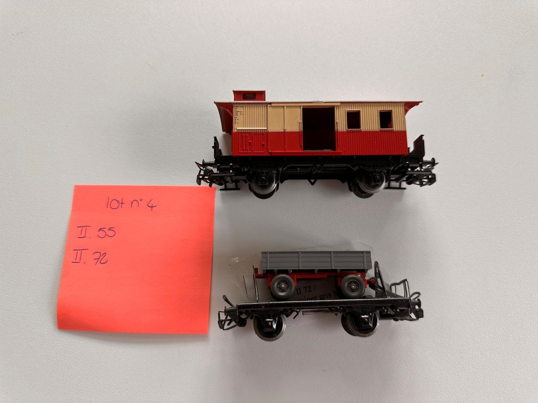 Märklin Trains électriques: 1 fourgon beige et rouge, Märklin HO no 4108 et 1wagon plat – D'occasion à Vevey par