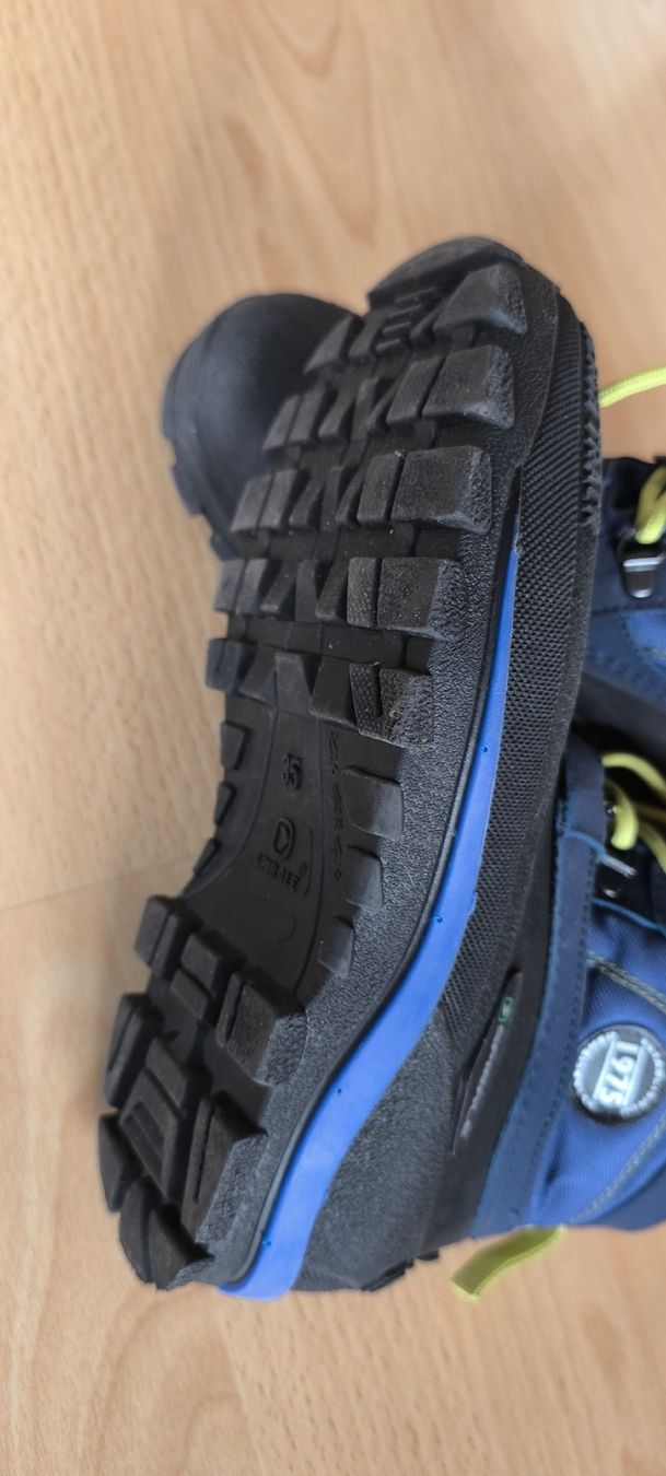 Schuhe für Jungen: Lot de chaussures 35 – Gebraucht aus Arnex-sur-Orbe von mbdaso 1