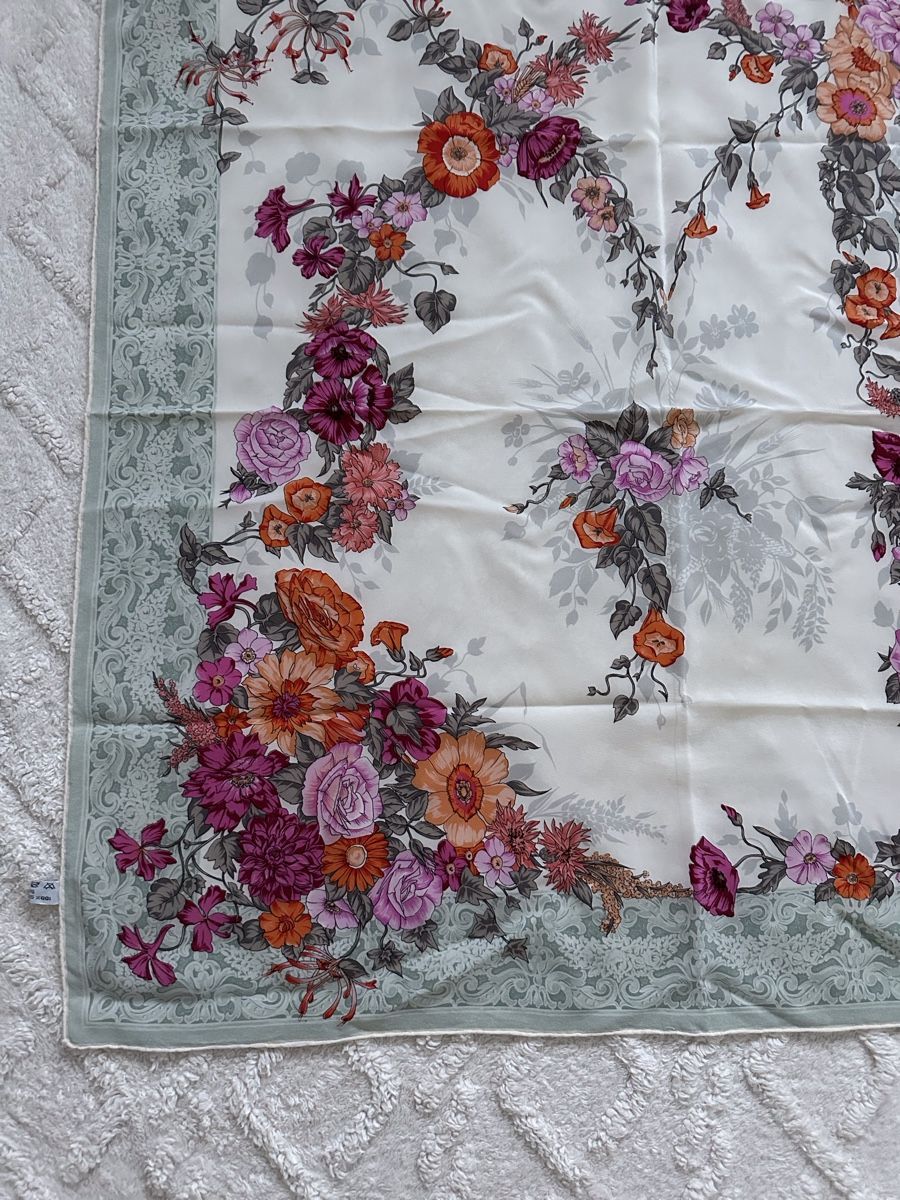 Dior Foulard & Sciarpe: Christian Dior Seidentuch Blumenmuster – Usato da Zollikon venduto da pan_8jtm 2