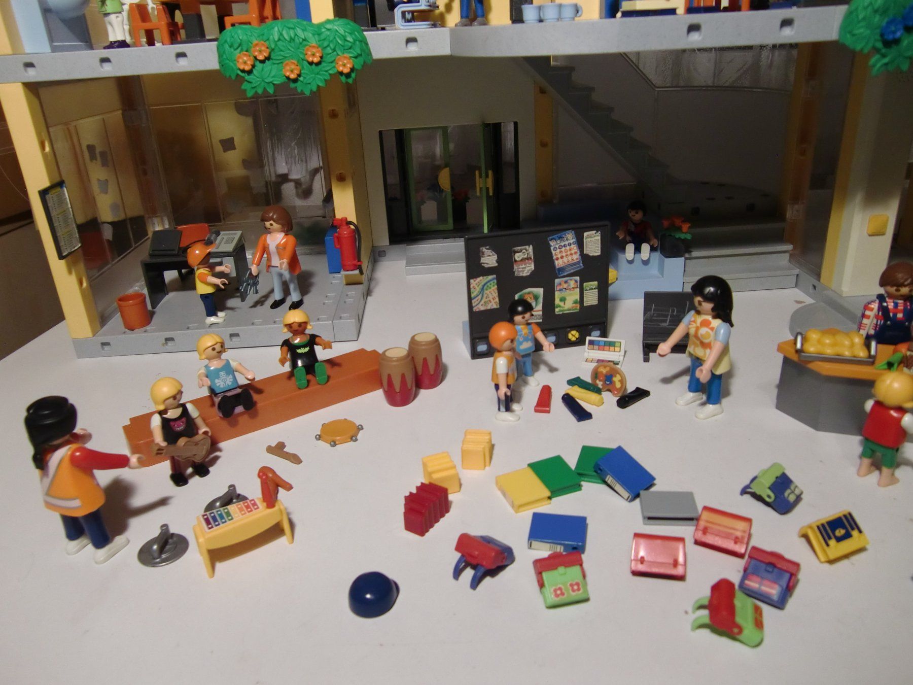 Playmobil Spielzeuge: Playmobil Grosse Schule + Turnhalle - RIESIG – Gebraucht aus Arbon von 200sterne 4
