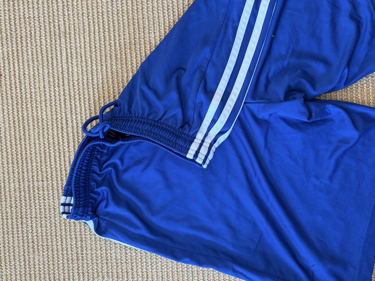 Adidas Pantaloni: Blue Adidas Shorts – Usato da Zürich venduto da fischersfritzli 2
