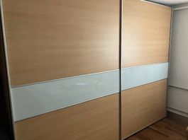 Kleiderschrank mit Schiebetüren GRATIS