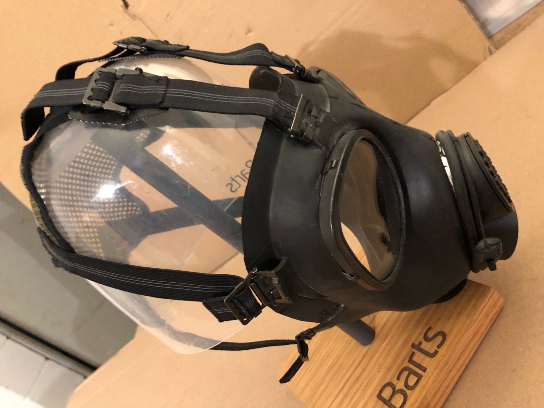 Protezione per viso e udito: Militär Gasmaske mit Filter – Usato da Gümmenen venduto da Ug6 3