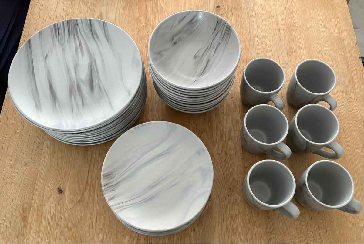 Geschirrsets: Geschirr-Set grau im Marmor-Design, 42-teilig – Gebraucht aus Freienwil von Leon_scott