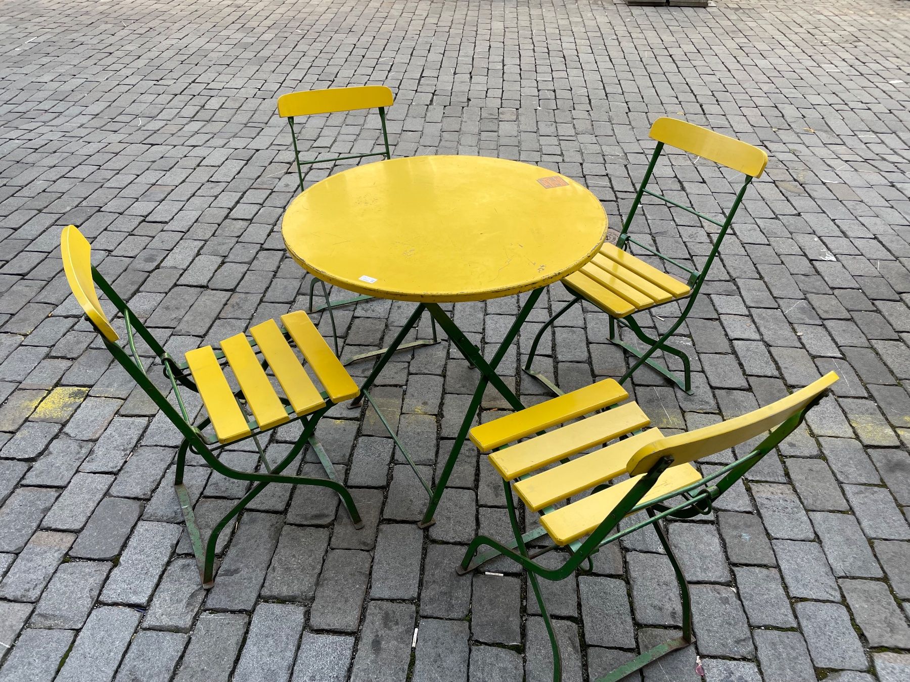 Tischset: Vintage Bistro Tisch mit Stühlen – Gebraucht aus Biel/Bienne von Rothar 5