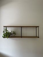 Minimalistisches Wandregal aus Holz