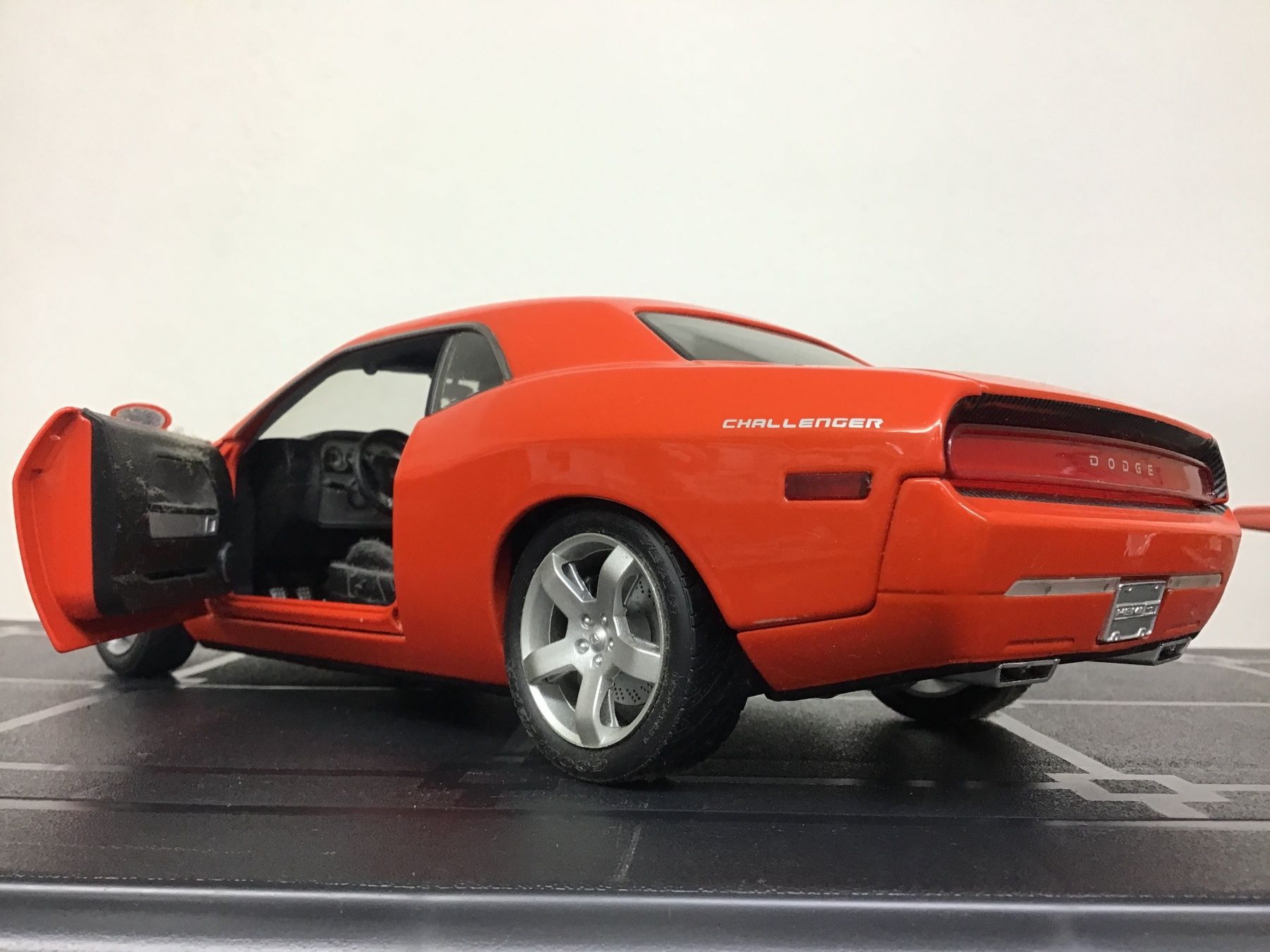 Dodge Modellautos: Dodge Challenger Modellauto, Sammlerstück, 1:18 – Gebraucht aus Männedorf von Spezial-Modelle 1