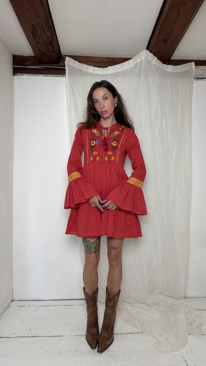 Vestiti: Red embroidered dress – Usato da Knonau venduto da Grapesvintage 2