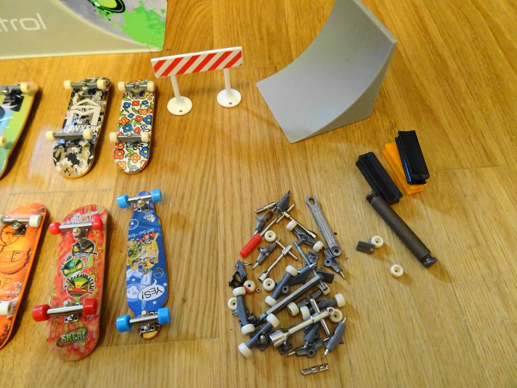 Spielzeuge: 12 er Fingerboard Set Tech Deck Revell + Rampe – Gebraucht aus Zürich von Connie8 3