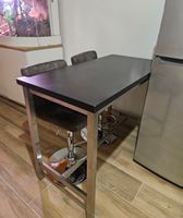 Table haute cuisine/bar avec 2 tabourets pivotants. Parfa...