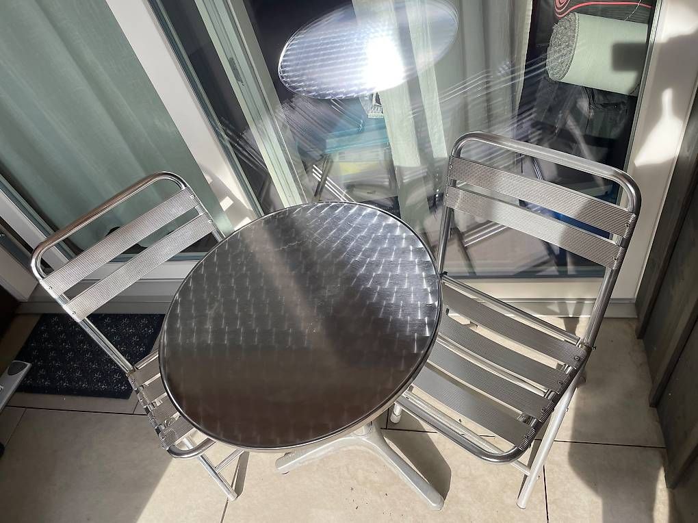 Tables: Tisch plus 2 Stühle – D'occasion à Münsingen par Phippu111
