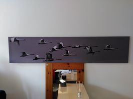 Schönes Bild mit fliegenden Schwänen