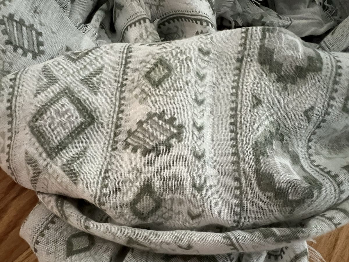 H&M Foulards, Tücher & Schals: Halstuch mit Muster und Fransen weiss/grün  – Gebraucht aus Winterthur von mel_wy 1
