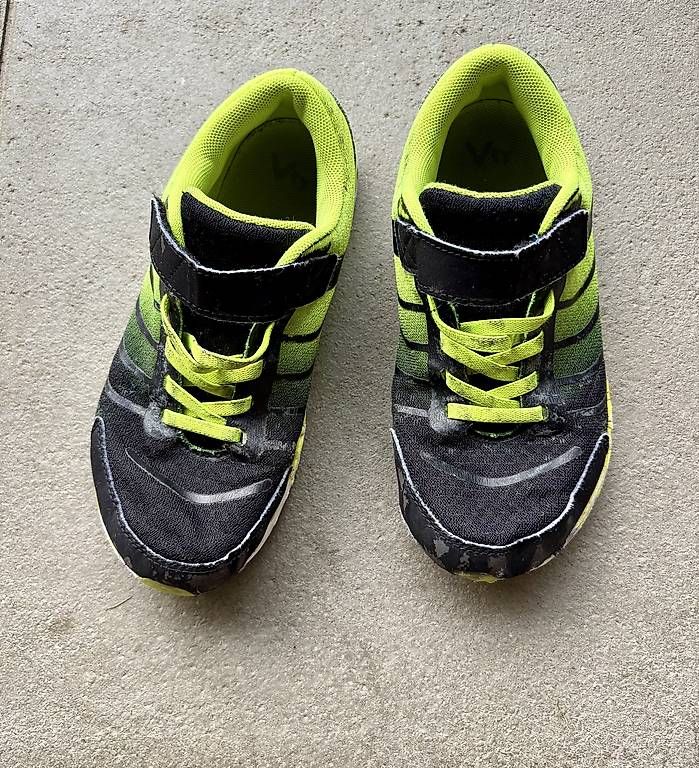 Scarpe per ragazzi: Kinder Turnschuhe Grösse 34 – Usato da Sargans venduto da TrickyHikr