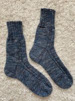 Chaussettes tricotées main bleues motif torsadé pointure 42