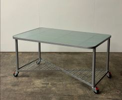 Table en verre et métal sur roulettes bon état