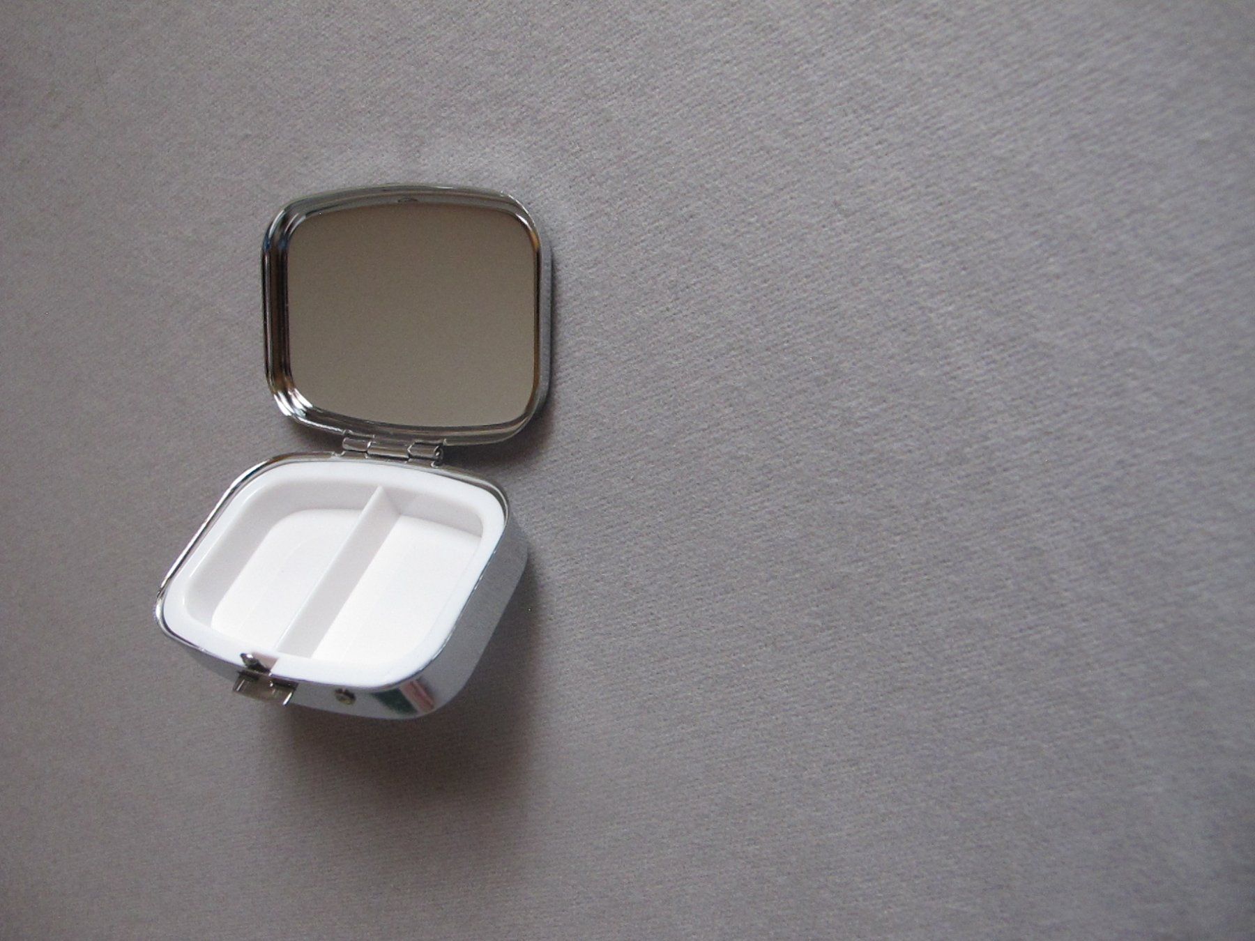 Altro in Cosmetici & Cura: Pillendose mit Vogelmotiv, Neuwertig – Nuovo (secondo la descrizione) da Löhningen venduto da Chimae67 5